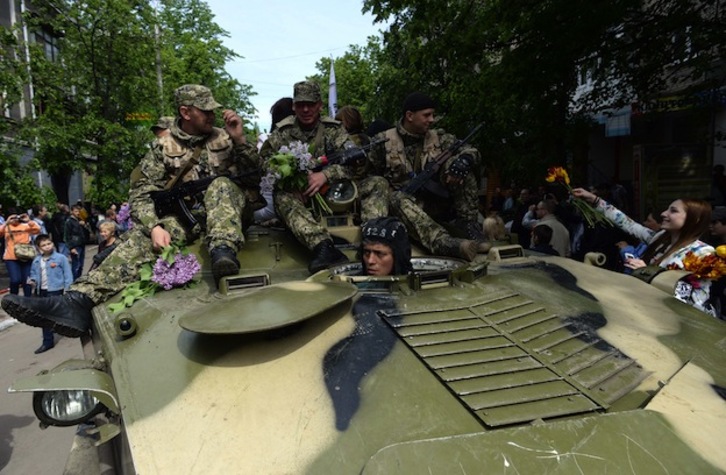 Milicianos prorrusos desfilan por las calles de Slavyansk, al este de Ucrania. (Vasily MAXIMOV / AFP PHOTO)