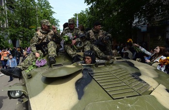 Milicianos prorrusos desfilan por las calles de Slavyansk, al este de Ucrania. (Vasily MAXIMOV / AFP PHOTO) 