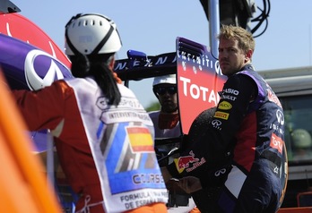 El Red Bull le ha dejado tirado a Vettel poco después de empezar. (Josep LAGO / AFP PHOTO)