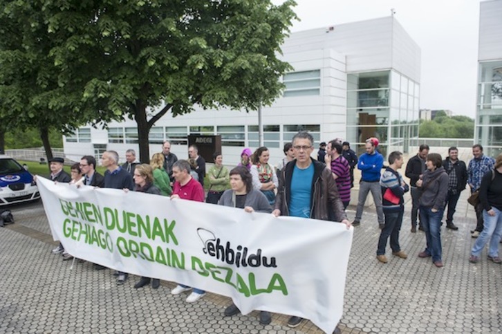 Parlamentarios y otros cargos de EH Bildu se han concentrado ante la sede de Adegi en Donostia. (Jon URBE/ARGAZKI PRESS)