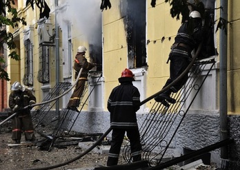 Bomberos trabajan en la extinción de las llamas en la sede policial de Mariupol. (Genya SAVILOV/AFP PHOTO)