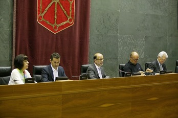 Alberto Catalán, presidente del Parlamento, flanqueado por Maite Esporrín, Samuel Caro, Txentxo Jiménez y Koldo Amezketa. (NAIZ.INFO)