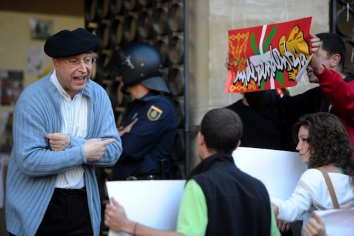 Un asistente al acto increpa a los concentrados. (Iñigo URIZ/ARGAZKI PRESS)