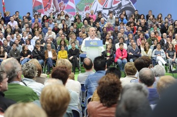 Josu Juaristiren hitz hartzea Donostiako ekitaldian. (Jon URBE / ARGAZKI PRESS)