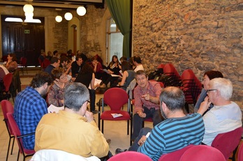 Participantes en el encuentro organizado por Konponbidea en Gasteiz.