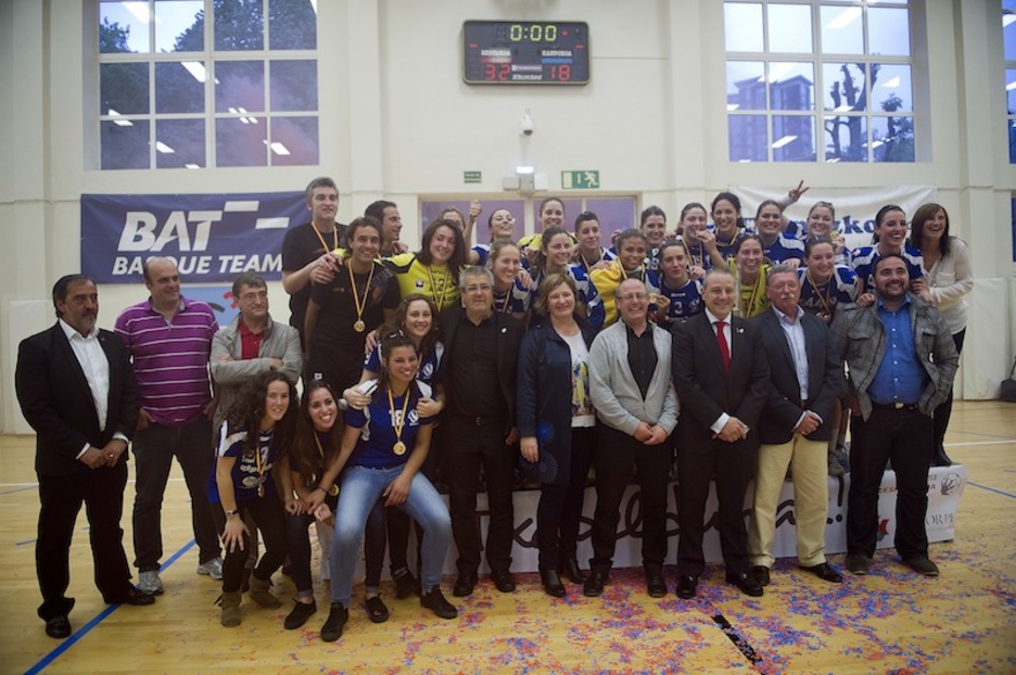 Foto del equipo, cuerpo técnico y autoridades encabezadas por el alcalde de Donostia Juan Karlos Izagirre.