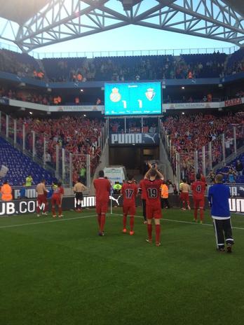 Los jugadores rojillos agradecen en Cornellá el apoyo de la afición. (C.A. Osasuna)