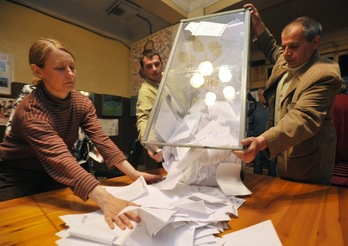 Recuento de papeletas en Donetsk. (Genya SAVILOV/AFP PHOTO)