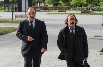 Josetxo Andía, a la izquierda, a su llegada a los juzgados de Iruñea. (Jagoba MANTEROLA/ARGAZKI PRESS)
