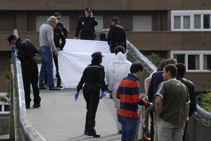 El cuerpo ha quedado tendido en una pasarela sobre el río. (Félix MERINO / AFP PHOTO)