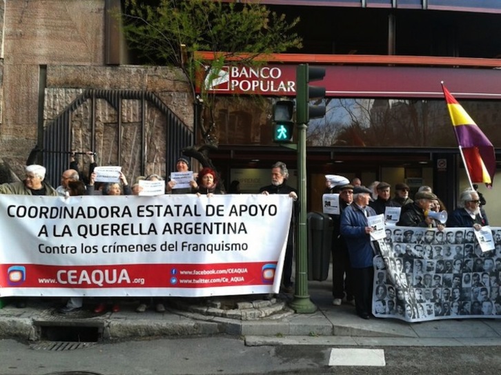 Concentración de la Coordinadora de apoyo a la querella el 3 de abril, cuando Muñecas compareció en la AN. (NAIZ.INFO)