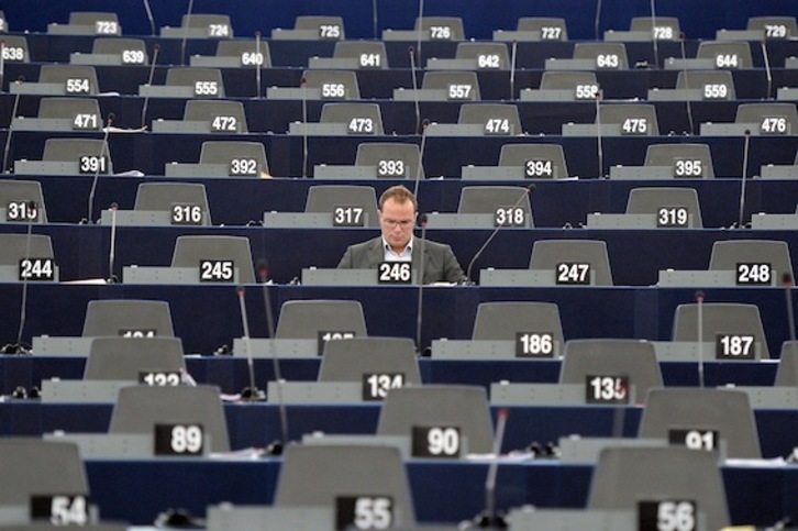 Un eurodiputado trabaja solo entre escaños vacíos, en una reciente imagen del Parlamento. (Frederick FLORIN/AFP)
