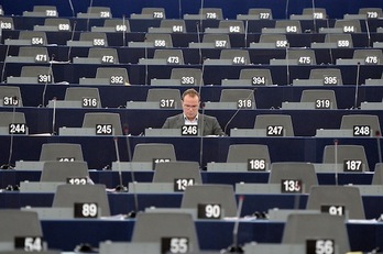 Un eurodiputado trabaja solo entre escaños vacíos, en una reciente imagen del Parlamento. (Frederick FLORIN/AFP)
