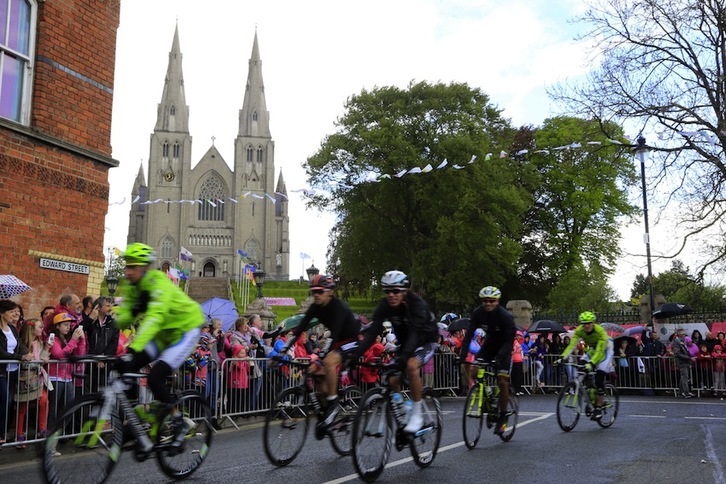 El pelotón disputó el pasado domingo la última etapa en tierras irlandesas. (Luk BENIES/AFP)