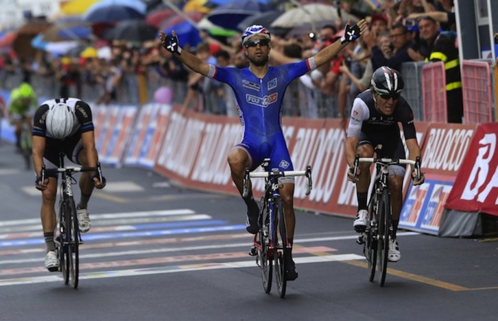 Nacer Bouhanni celebra su victoria en la cuarta etapa del Giro. (Luk BENIES / AFP PHOTO)