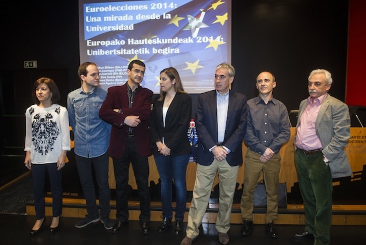 Ramón Jáuregui, tercero por la derecha, durante un reciente debate en Leioa. (Luis JAUREGIALTZO / ARGAZKI PRESS)
