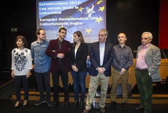 Ramón Jáuregui, tercero por la derecha, durante un reciente debate en Leioa. (Luis JAUREGIALTZO / ARGAZKI PRESS)