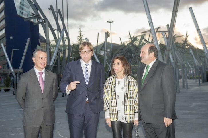 Durante la pasada campaña Guy Verhofstadt fue recibido en Bilbo por Urkullu, Bilbao y Ortuzar. (Marisol RAMÍREZ / ARGAZKI PRESS)
