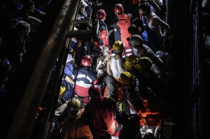 Los equipos de rescate trasladan a un herido. (Bulent KILIC / AFP PHOTO)