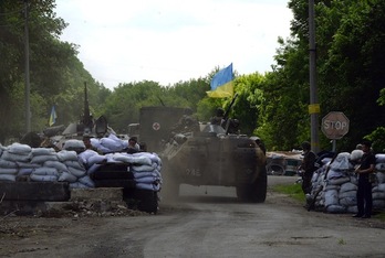 Soldados ucranianos, apostados en las inmediaciones de Slaviansk. (Vasily MAXIMOV/AFP PHOTO)
