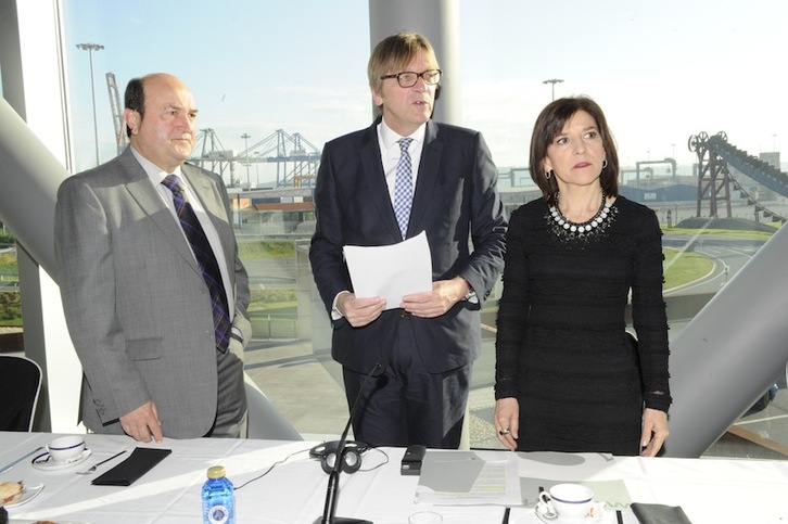 Verhofstadt, en el centro, ha estado acompañado durante el acto por Andoni Ortuzar e Izaskun Bilbao. (ARGAZKI PRESS)