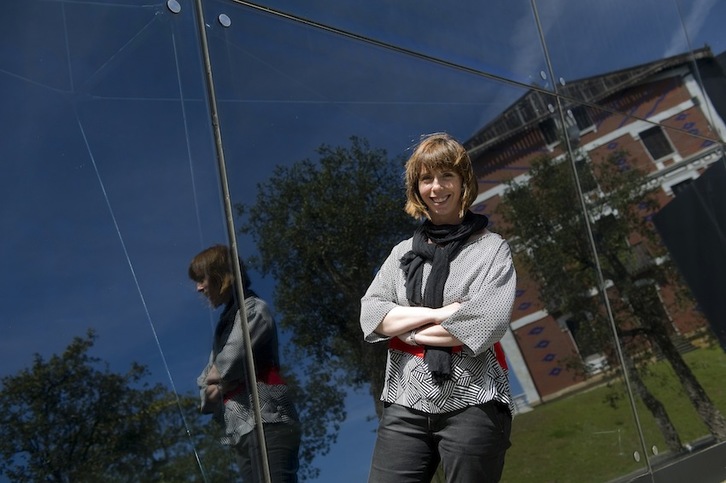 Miren Vives, frente al museo Balenciaga de Getaria. (Juan Carlos RUIZ/ARGAZKI PRESS)