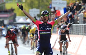 Ulissi celebra su victoria en meta. (Luk BENIES/AFP)