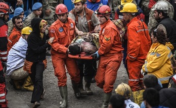Los equipos de rescate trasladan a uno de los mineros heridos. (	Bulent KILIC/AFP) 