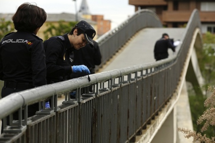 Agentes de la Policía recaban pruebas en el lugar donde Isabel Carrasco murió tiroteada. (César MANSO/AFP PHOTO)