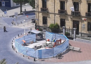 ‘Dual’ eskultura kokatzeko lanak hasi dituzte jada. (DONOSTIAKO UDALA)