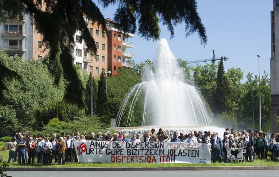 Hamarnaka lagunek egin dute sakabanaketaren aurka Gipuzkoako hiriburuan. (Jon URBE/ARGAZKI PRESS) Hamarnaka lagunek egin dute sakabanaketaren aurka Gipuzkoako hiriburuan. (Jon URBE/ARGAZKI PRESS)