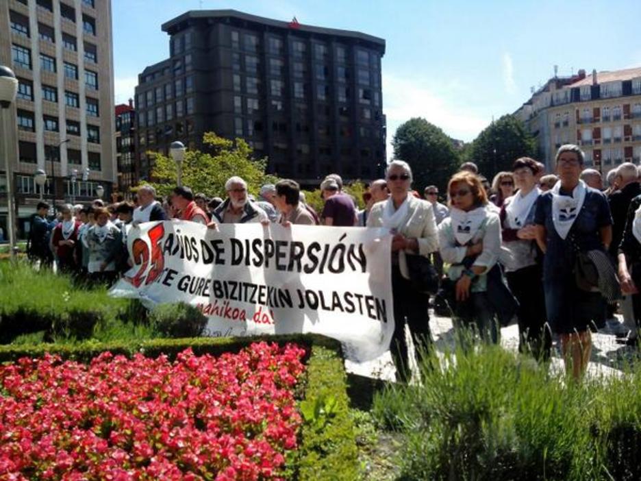 Bilbon ere Gobernu espainolaren ordezkaritzaren parean egin dute salaketa ekintza. (@alternatiba) Bilbon ere Gobernu espainolaren ordezkaritzaren parean egin dute salaketa ekintza. (@alternatiba)