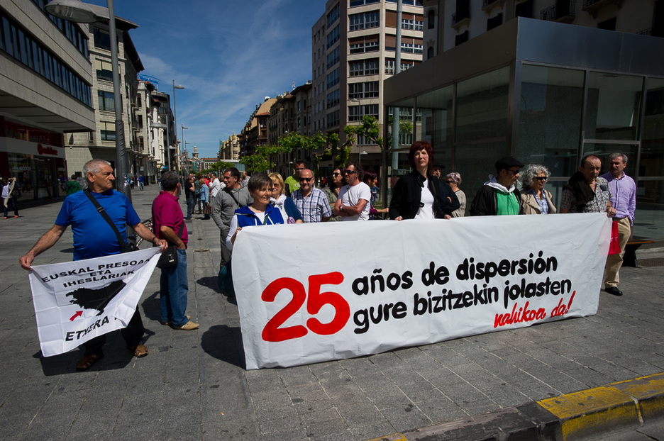 Iruñean, hiru leku ezberdinetan mobilizatu dira, Gobernu espainolak Nafarroan duen ordezkaritzaren debekuaren ondorioz. (Iñigo URIZ/ARGAZKI PRESS) Iruñean, hiru leku ezberdinetan mobilizatu dira, Gobernu espainolak Nafarroan duen ordezkaritzaren debekuaren ondorioz. (Iñigo URIZ/ARGAZKI PRESS)