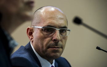 El juez Elpidio Silva, durante la rueda de prensa celebrada en Bilbo. (Luis JAUREGIALTZO/ARGAZKI PRESS)