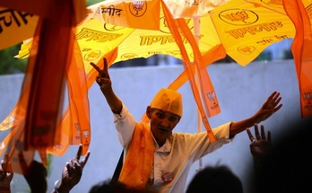 Seguidores del Bharatiya Janata Party (BJP) de Narendra Modi, celebran la victoria electoral. (Sanjay KANOJIA/AFP PHOTO)