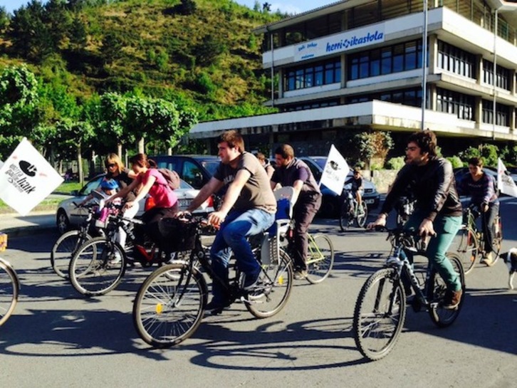 Maiatzaren 8an bizikleta martxa egin zuten Ondarroan, Iparragirrerekin elkartasunean. (IPARRA GALDU BAIK)