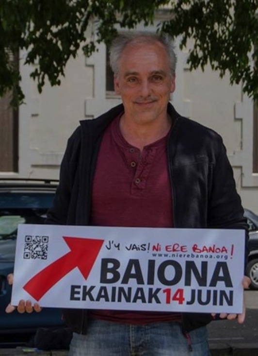 Philippe Poutou (NPA), manifestazioari sustengua adierazten. (NIEREBANOA)