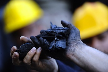 Manifestantes sostienen carbón en sus manos durante una protesta en favor de los mineros. (Ozan KOSE/AFP PHOTO)