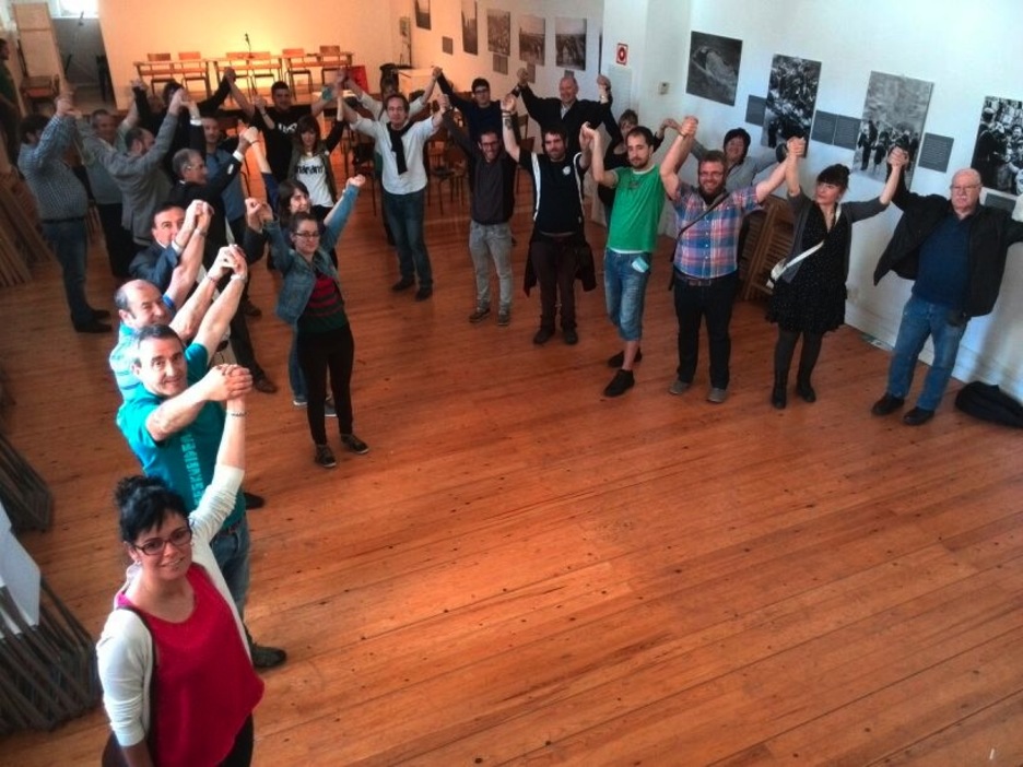 Al final de la comparecencia de Iruñea han realizado una cadena humana. (GURE ESKU DAGO) Al final de la comparecencia de Iruñea han realizado una cadena humana. (GURE ESKU DAGO)