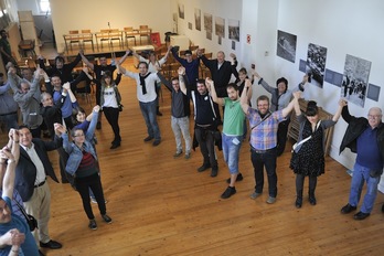 Al final de la comparecencia de Iruñea han realizado una cadena humana. (Idoia ZABALETA/ARGAZKI PRESS)