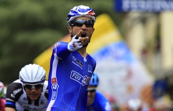 Bouhanni deja claro que se trata de su segunda victoria en este Giro. (Luk BENIES / AFP PHOTO)