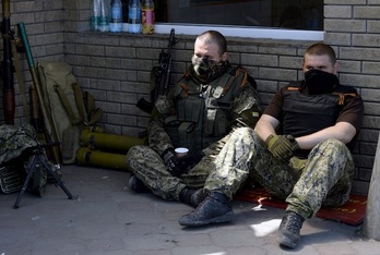 Milicianos prorrusos descansan cerca de Slavyansk. (Vasily MAXIMOV / AFP PHOTO) 