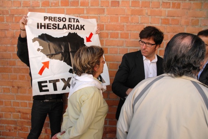 Moscoso ha sido interpelado por los familiares de los presos de Barañain. (Naiz.info)