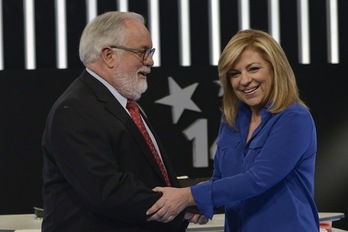 Cañete y Valenciano se saludan en su cara a cara. (Pedro ARMESTRE / AFP PHOTO)