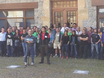 Juaristi se ha reunido con trabajadores de empresas de la cuenca del Urola. (Naiz.info)