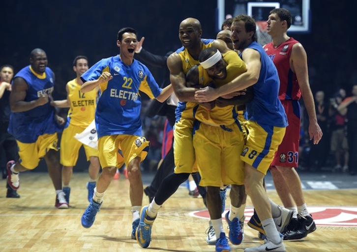 Rice es abrazado por sus compañeros tras culminar la remontada del Maccabi. (Olivier MORIN / AFP PHOTO)