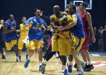 Rice es abrazado por sus compañeros tras culminar la remontada del Maccabi. (Olivier MORIN / AFP PHOTO)
