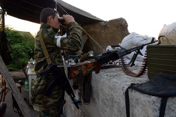 Milicianos armados el viernes en Slavyansk. (Vasily MAXIMOV / AFP)