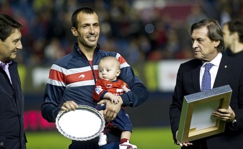 Homenaje a Patxi Puñal en 2012, por ser el jugador que más veces ha vestido la camiseta rojilla. (Jagoba MANTEROLA/ARGAZKI PRESS)