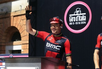 Cadel Evans, lider berria, etapa abiatu aurretik. (Luk BENIES/AFP)